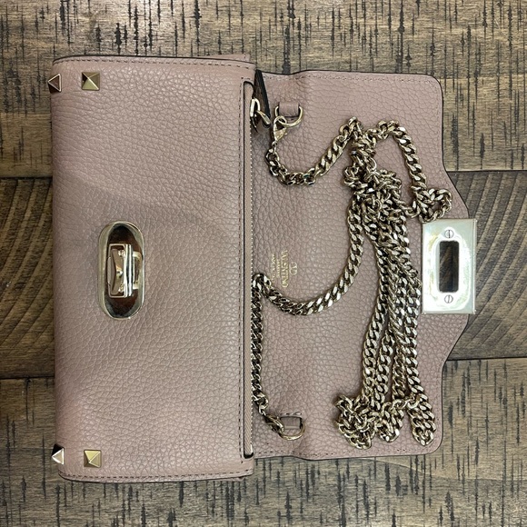 ROCKSTUD GRAINY CALFSKIN WALLET WITH CHAIN STRAP - Picture 7 of 10